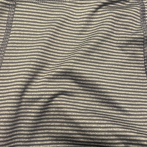 EUC Under Armour Women's HeatGear Armour Hi-Rise Capri Leggings Size Medium - Picture 7 of 7